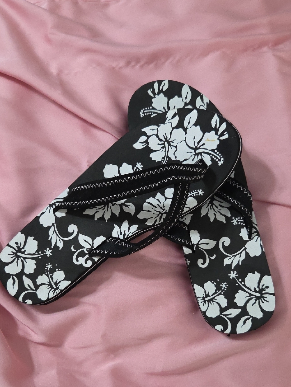 Women's Black Floral Print Flip-Flop Sandals